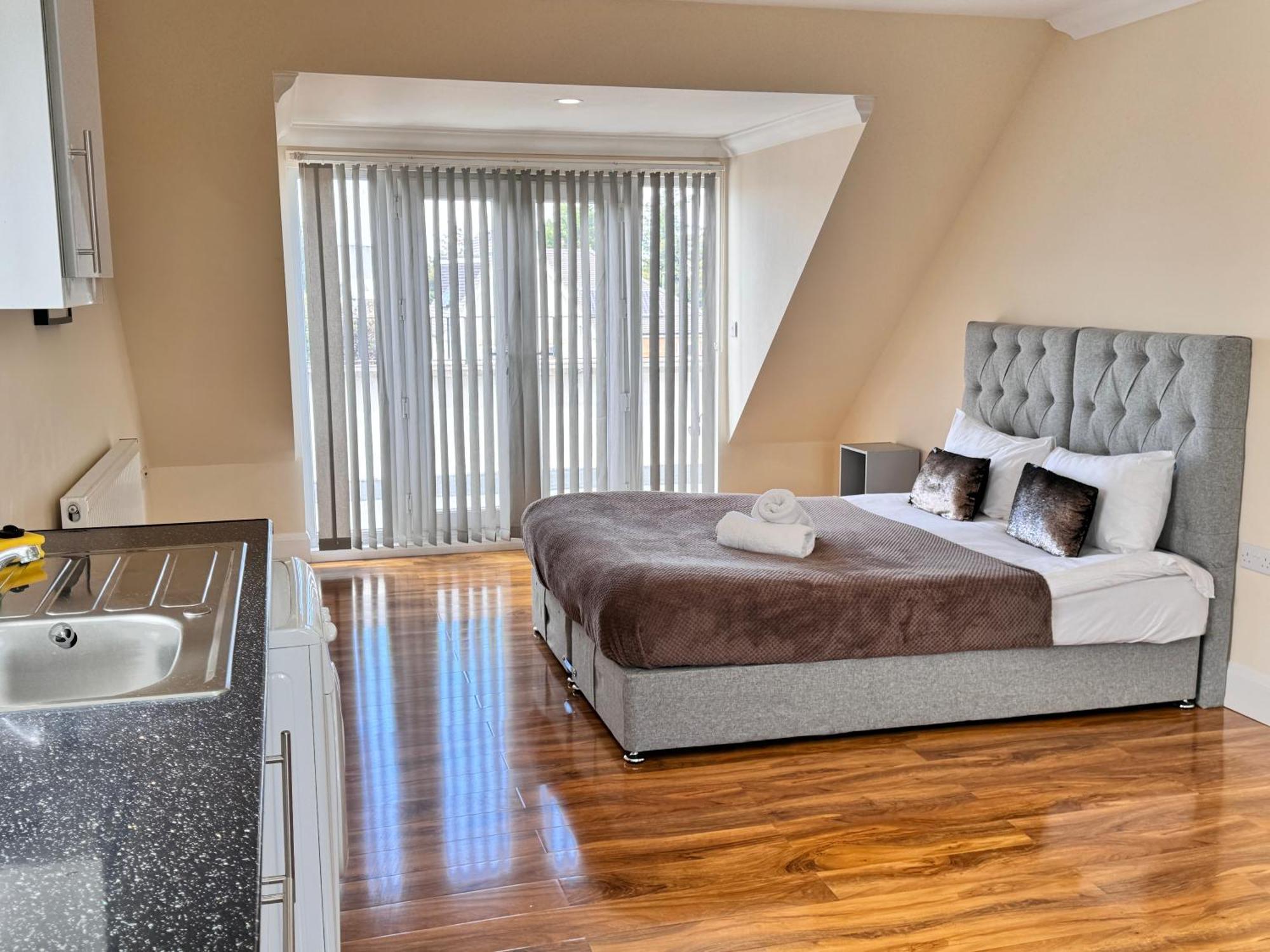 Relaxing Airport Rooms Stanwell Exterior photo