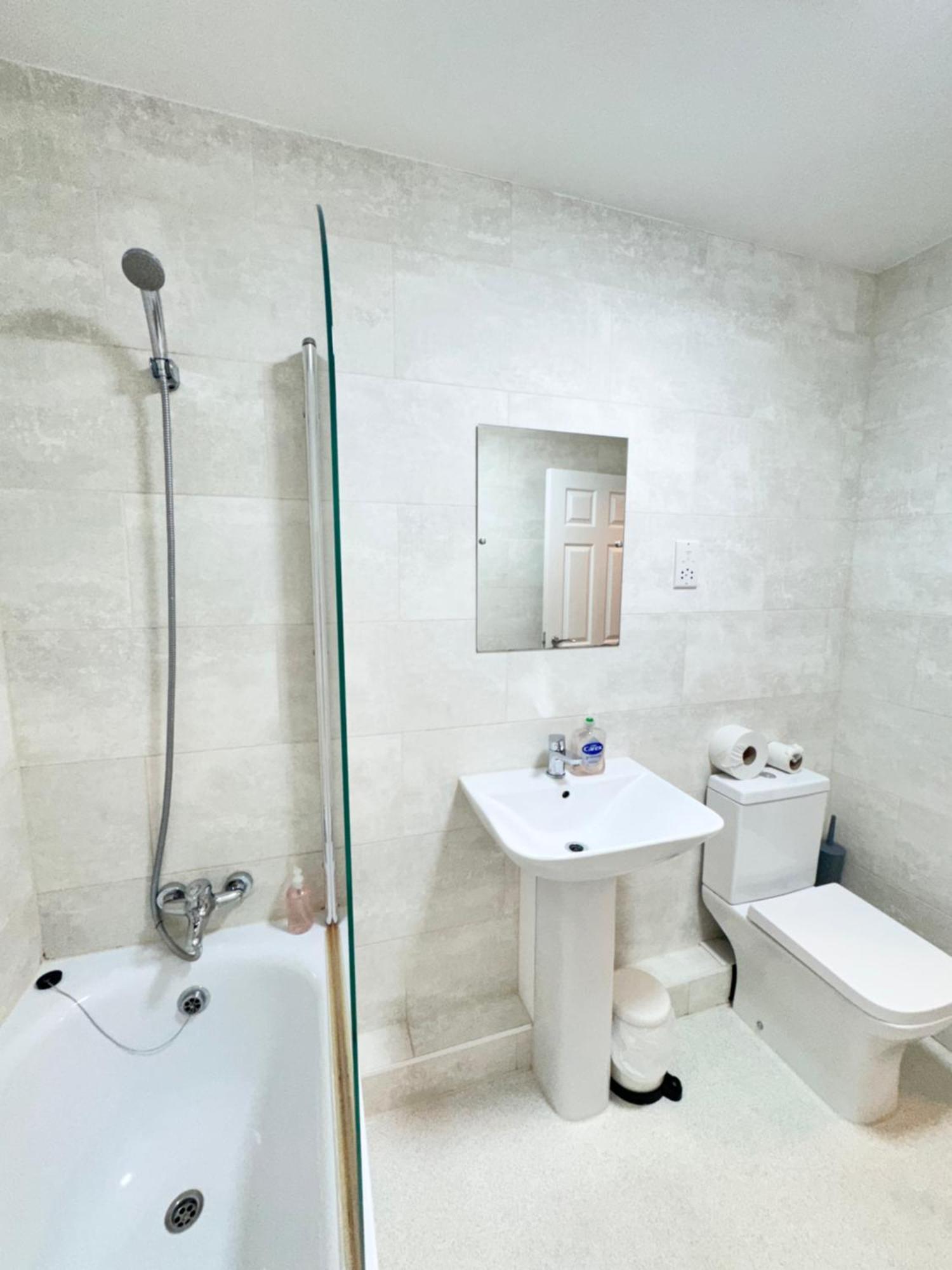 Relaxing Airport Rooms Stanwell Exterior photo
