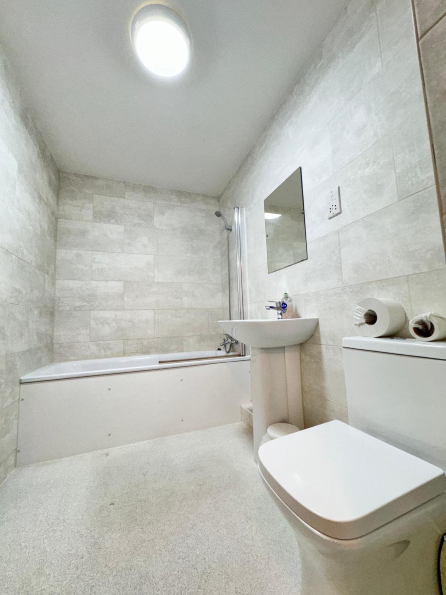 Relaxing Airport Rooms Stanwell Exterior photo
