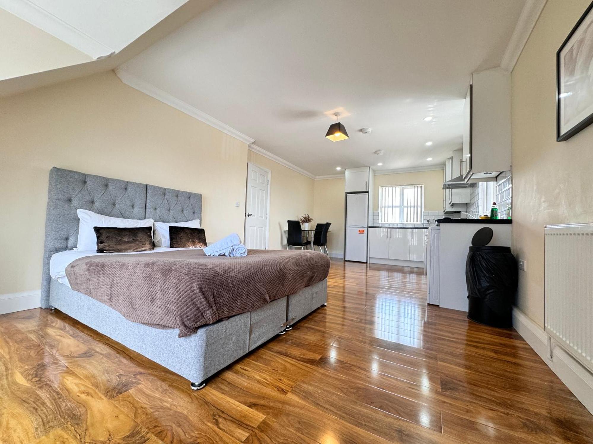 Relaxing Airport Rooms Stanwell Exterior photo